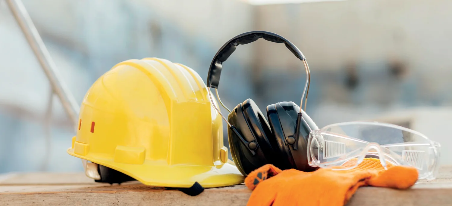 Casco, protección auditiva, gafas y guantes de seguridad